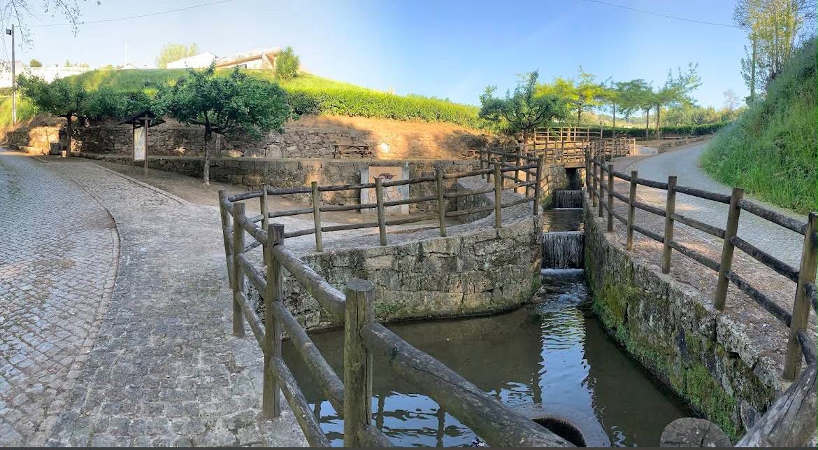 Canal de água e percursos em pedra de Vila Fria